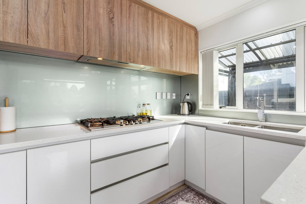 Modern 5 Bed, 3 Bath, Outdoor Deck, Double Int. Garage, Beach nearby