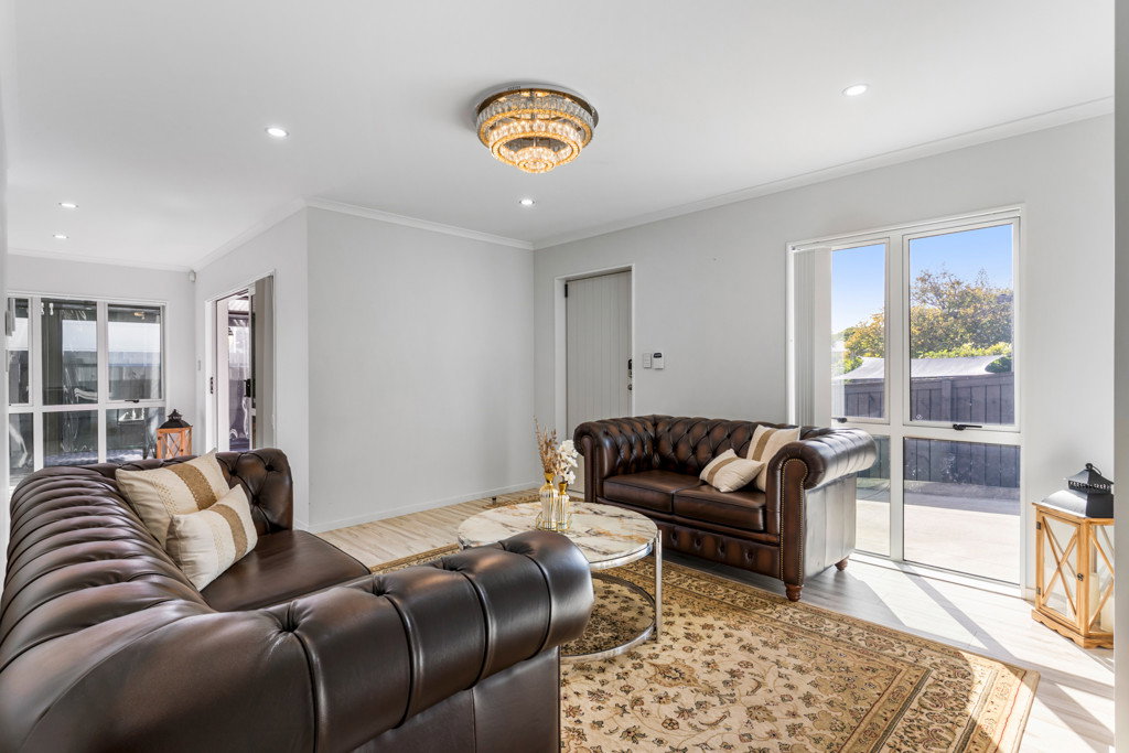 Modern 5 Bed, 3 Bath, Outdoor Deck, Double Int. Garage, Beach nearby