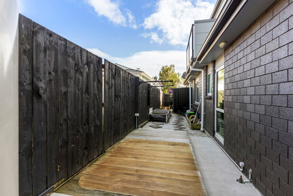 Modern 5 Bed, 3 Bath, Outdoor Deck, Double Int. Garage, Beach nearby