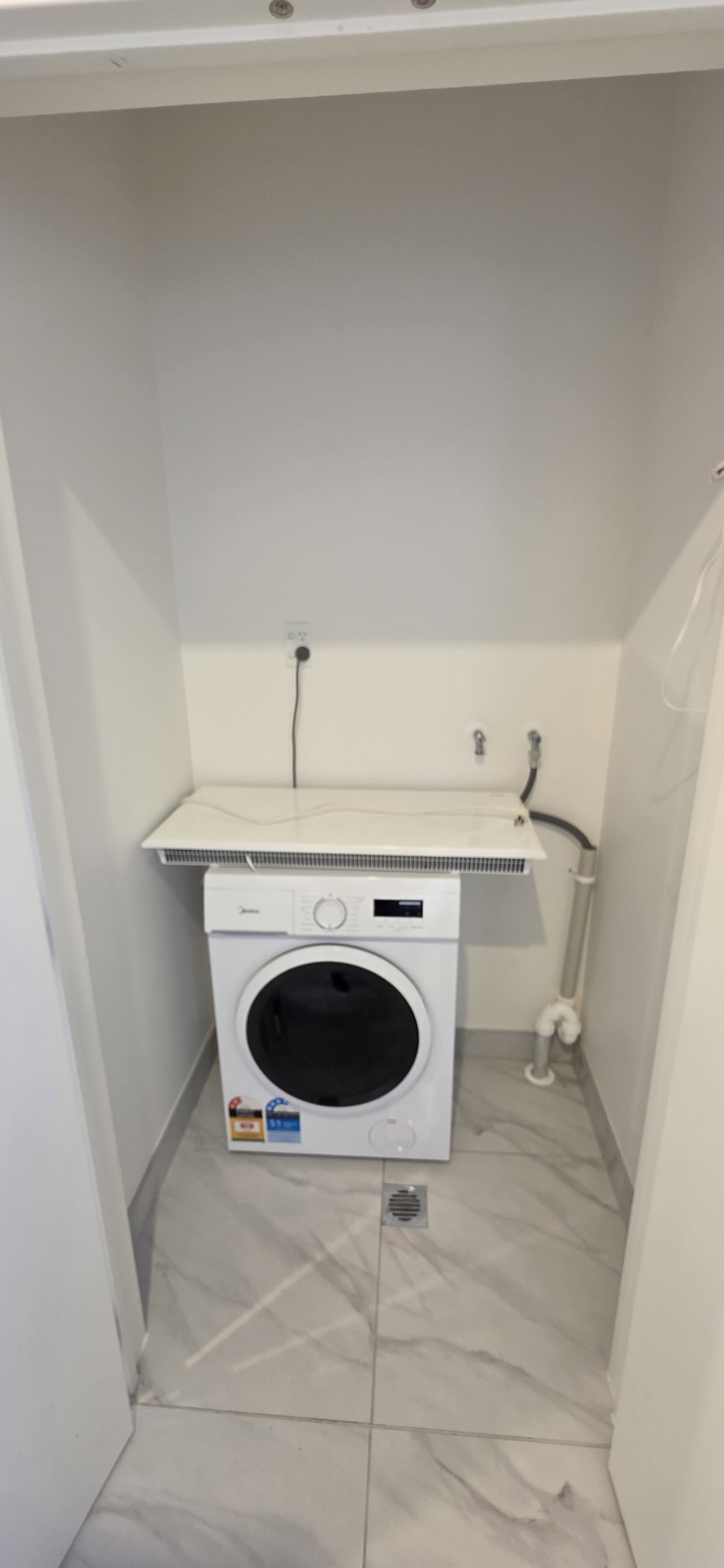 Modern 2 Bed, 1.5 Bath, Parking + Location
