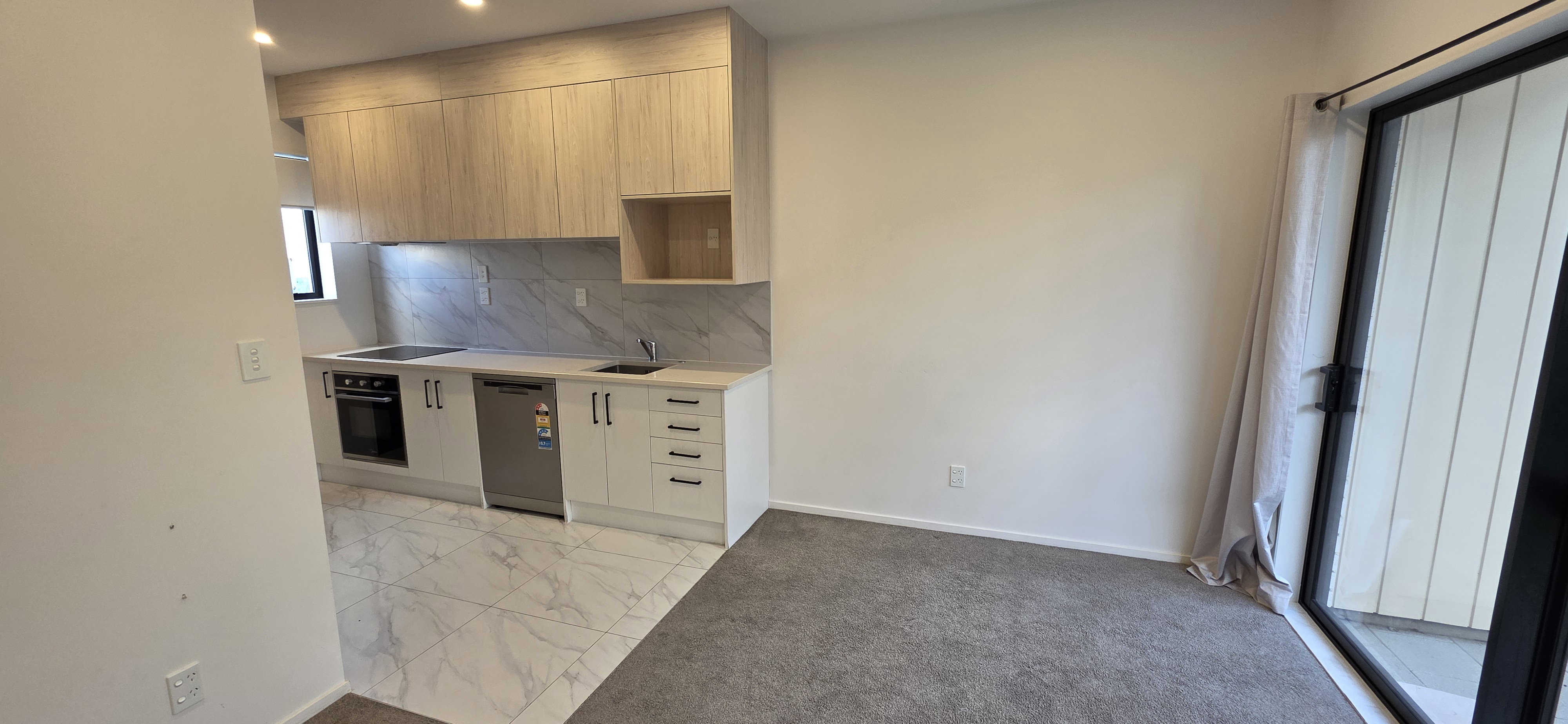 Modern 2 Bed, 1.5 Bath, Parking + Location