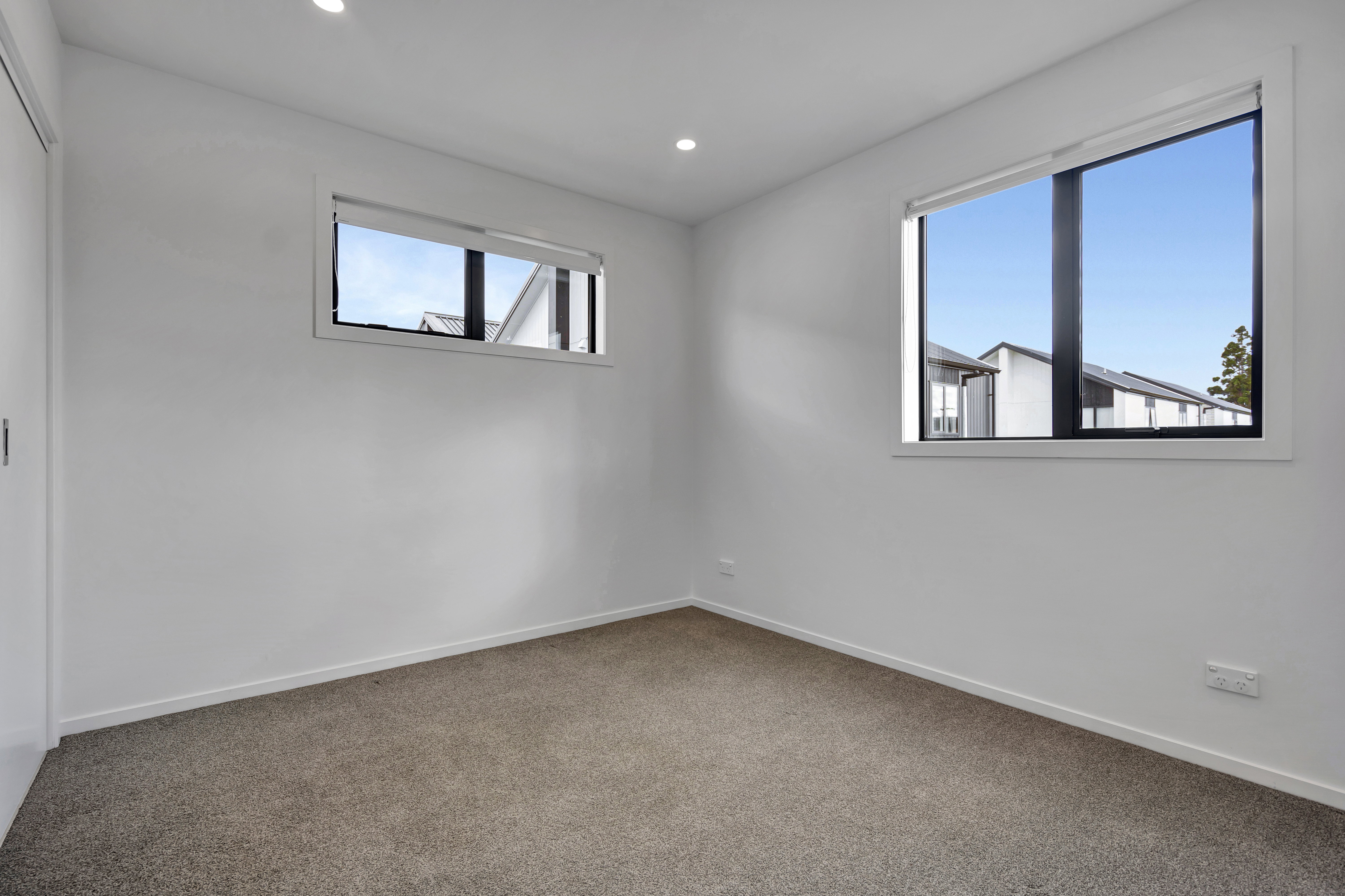 Corner End Unit 2 Bed, 2 Bath Private Outdoor Living 1 Carpark
