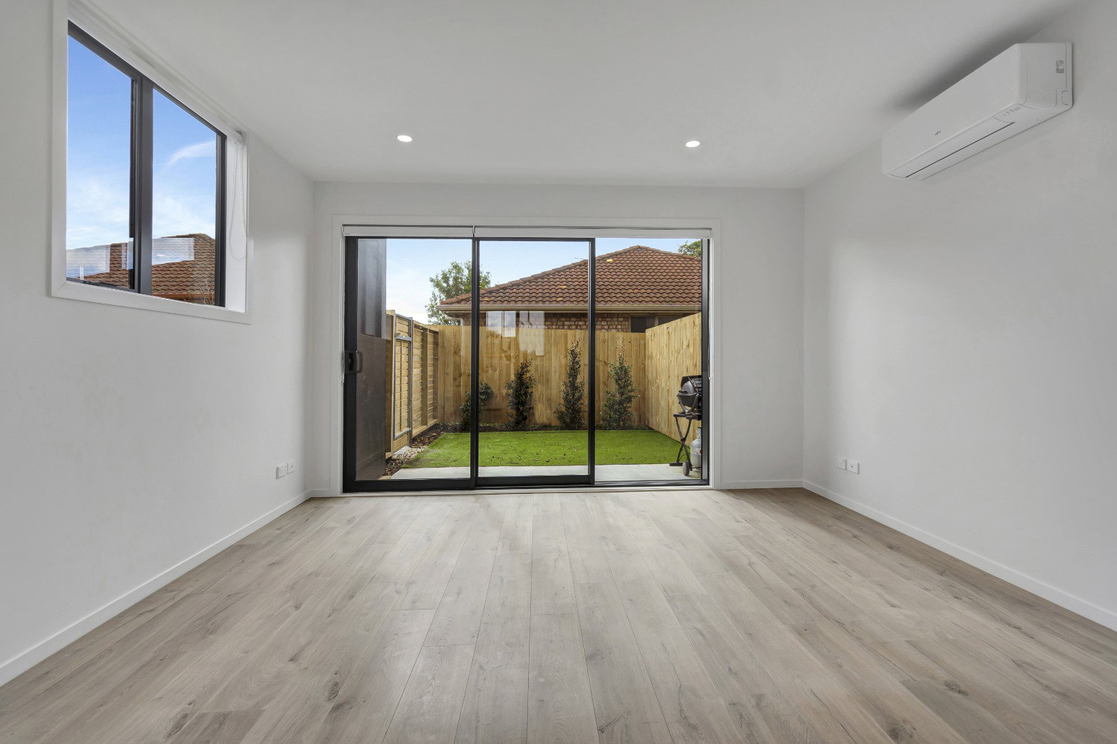 Corner End Unit 2 Bed, 2 Bath Private Outdoor Living 1 Carpark