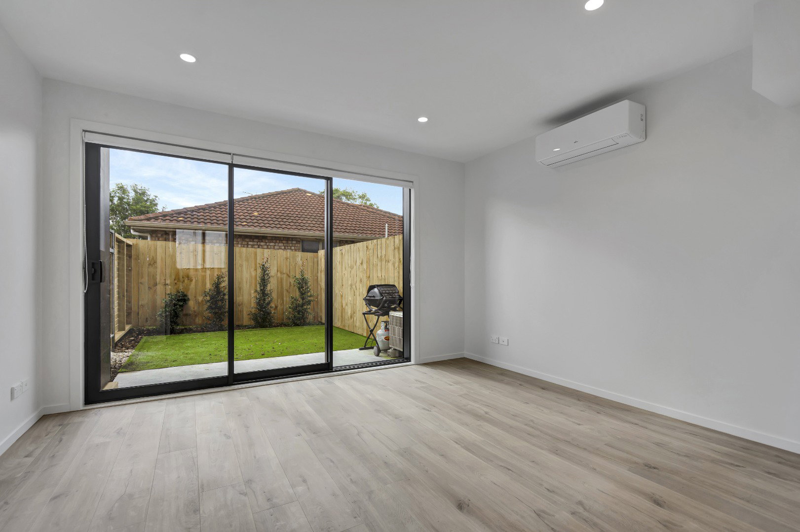 Corner End Unit 2 Bed, 2 Bath Private Outdoor Living 1 Carpark