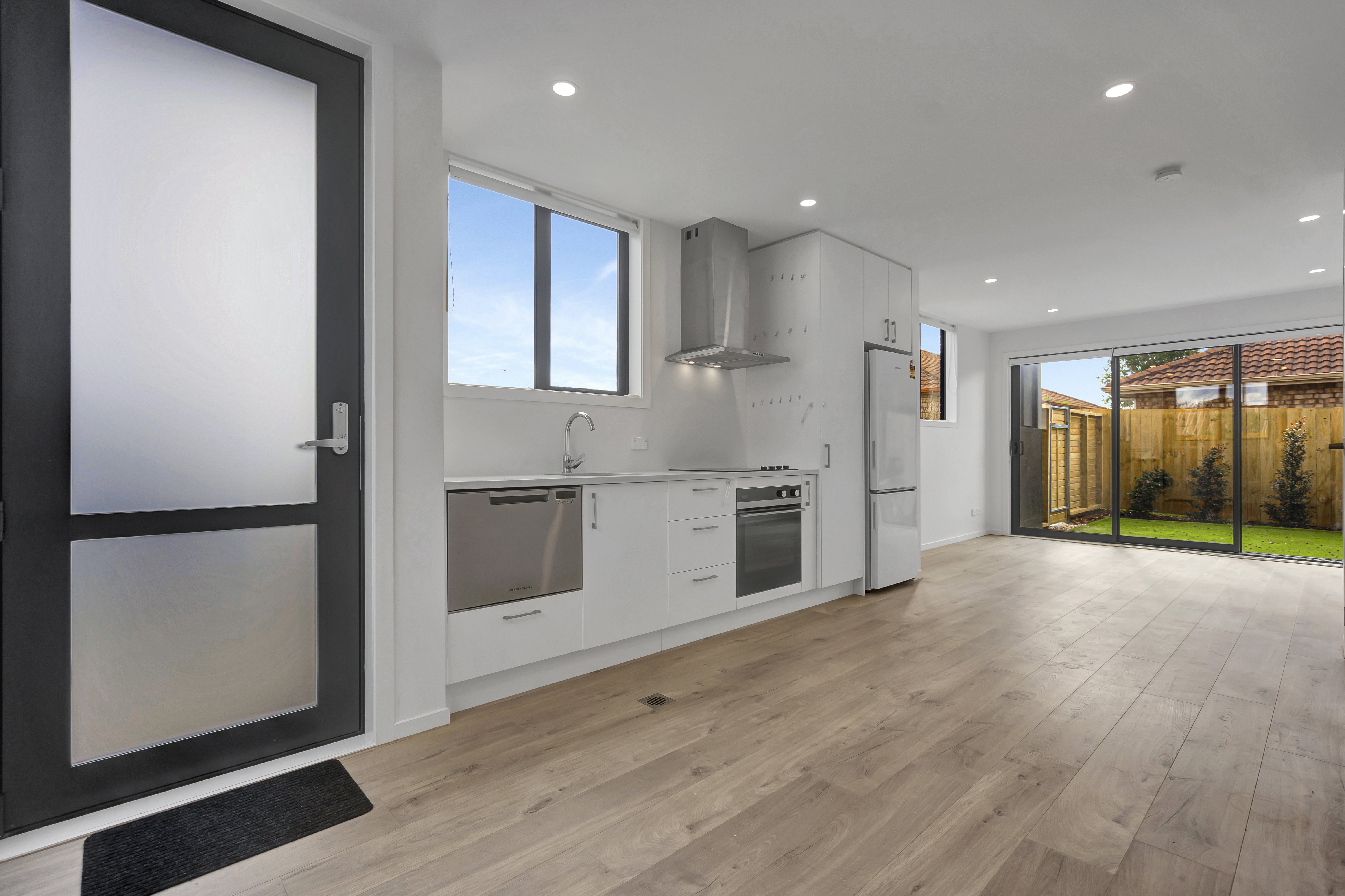 Corner End Unit 2 Bed, 2 Bath Private Outdoor Living 1 Carpark