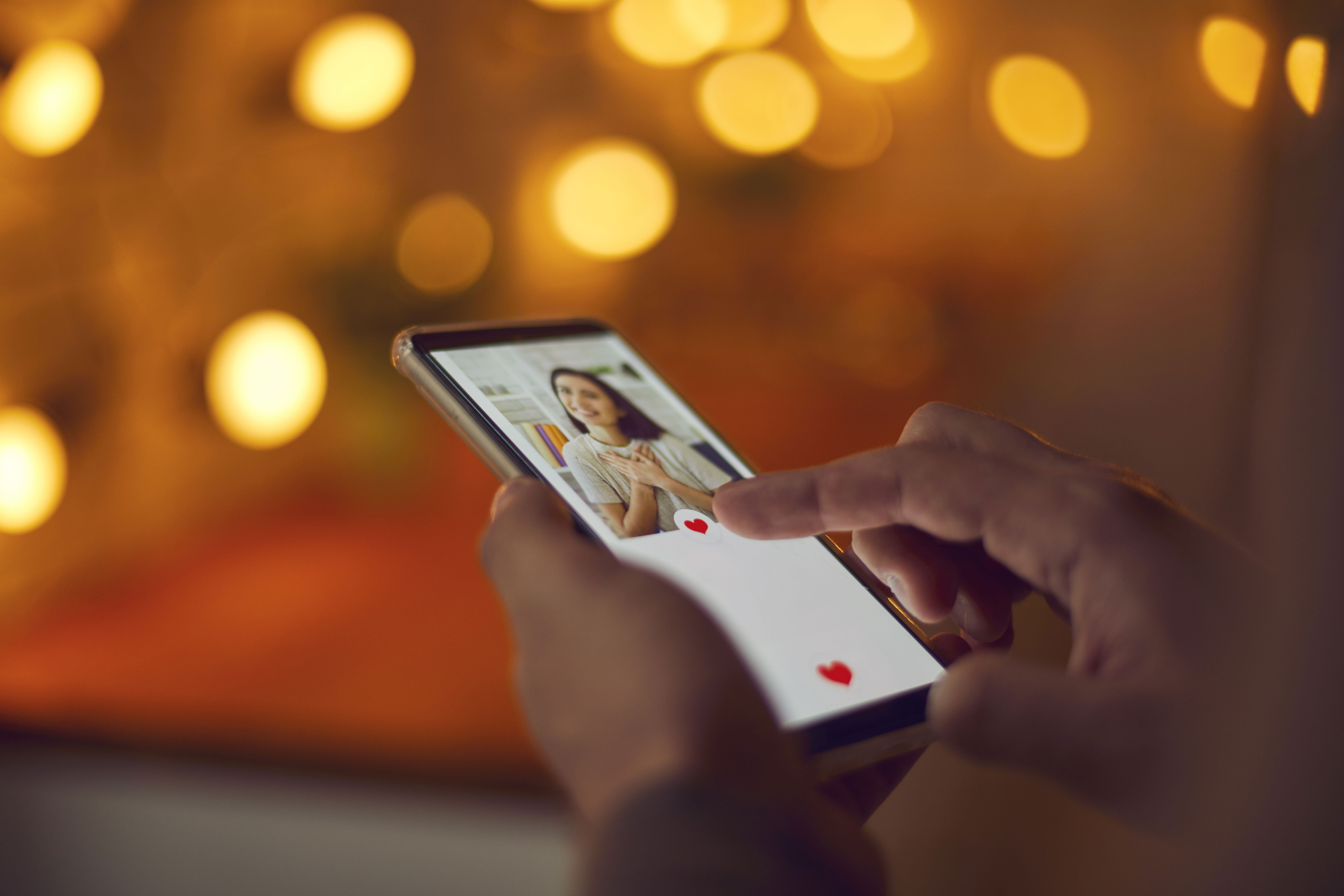 Et bilde av en AI girlfriend på en mobiltelefon