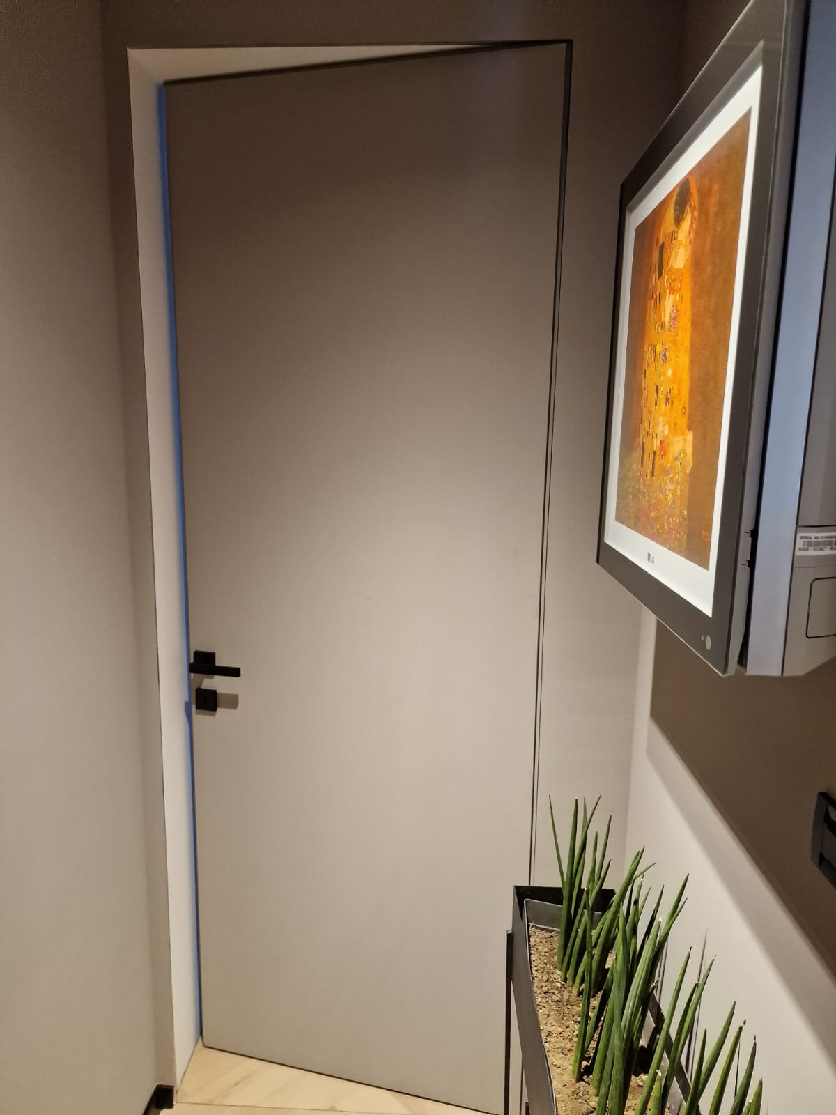 SKRIVENI DOVRATNIK, SKRIVENI PANTI