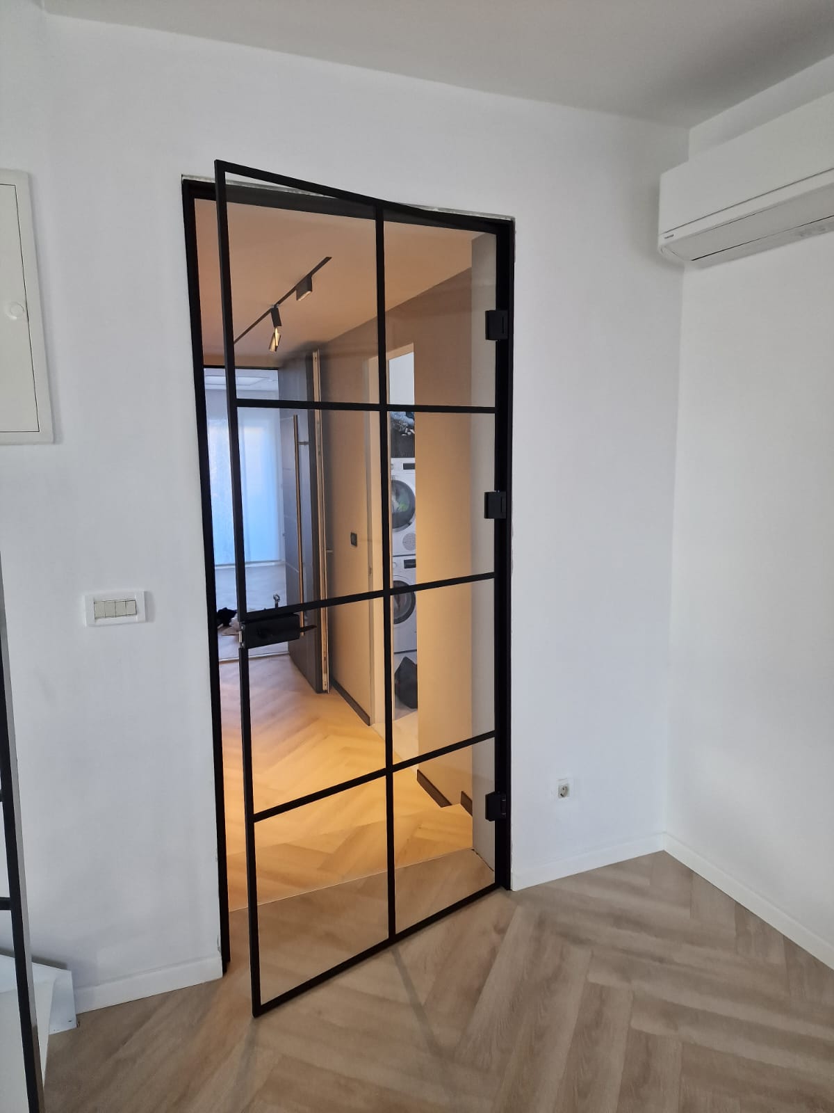 ALUMINIJSKI OKVIR SA STAKLOM