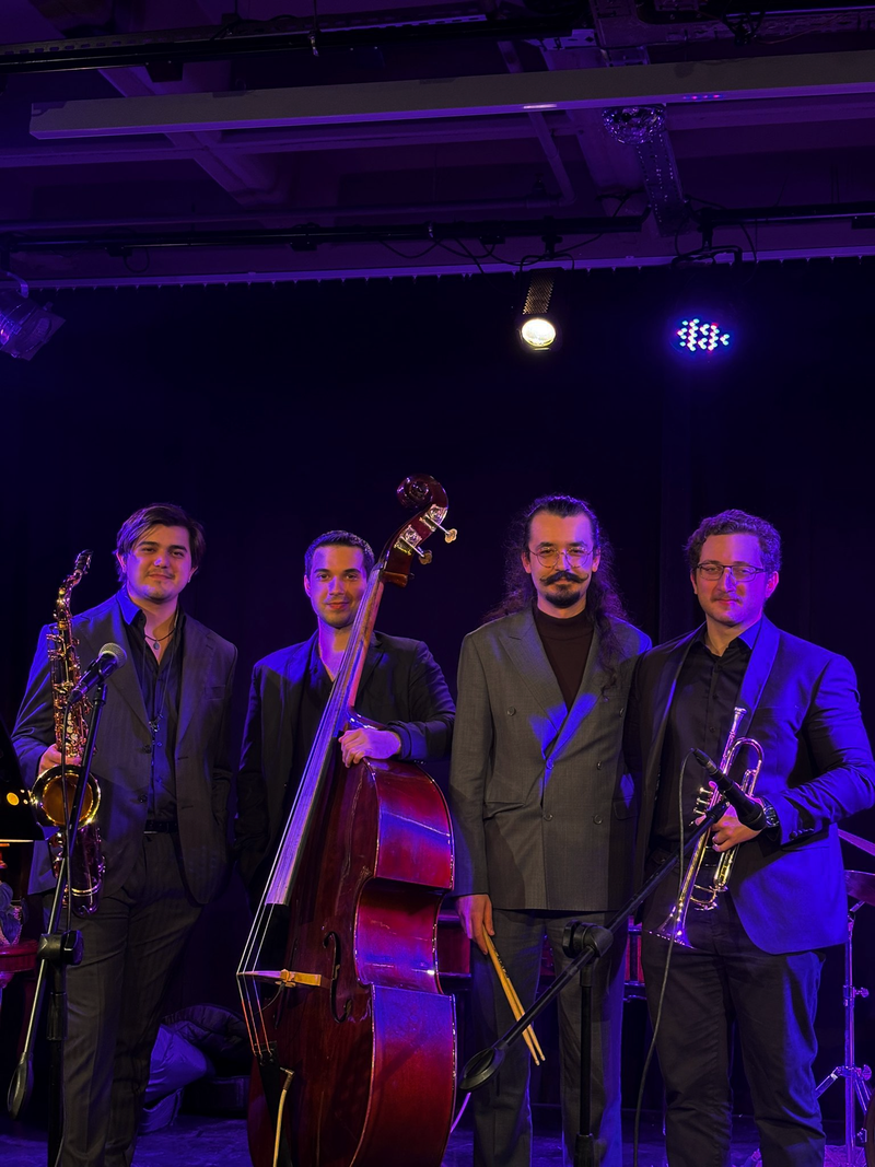 Minoa Pera Sahne / ThreeBop