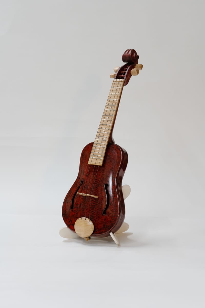 漆塗りのウクレレ