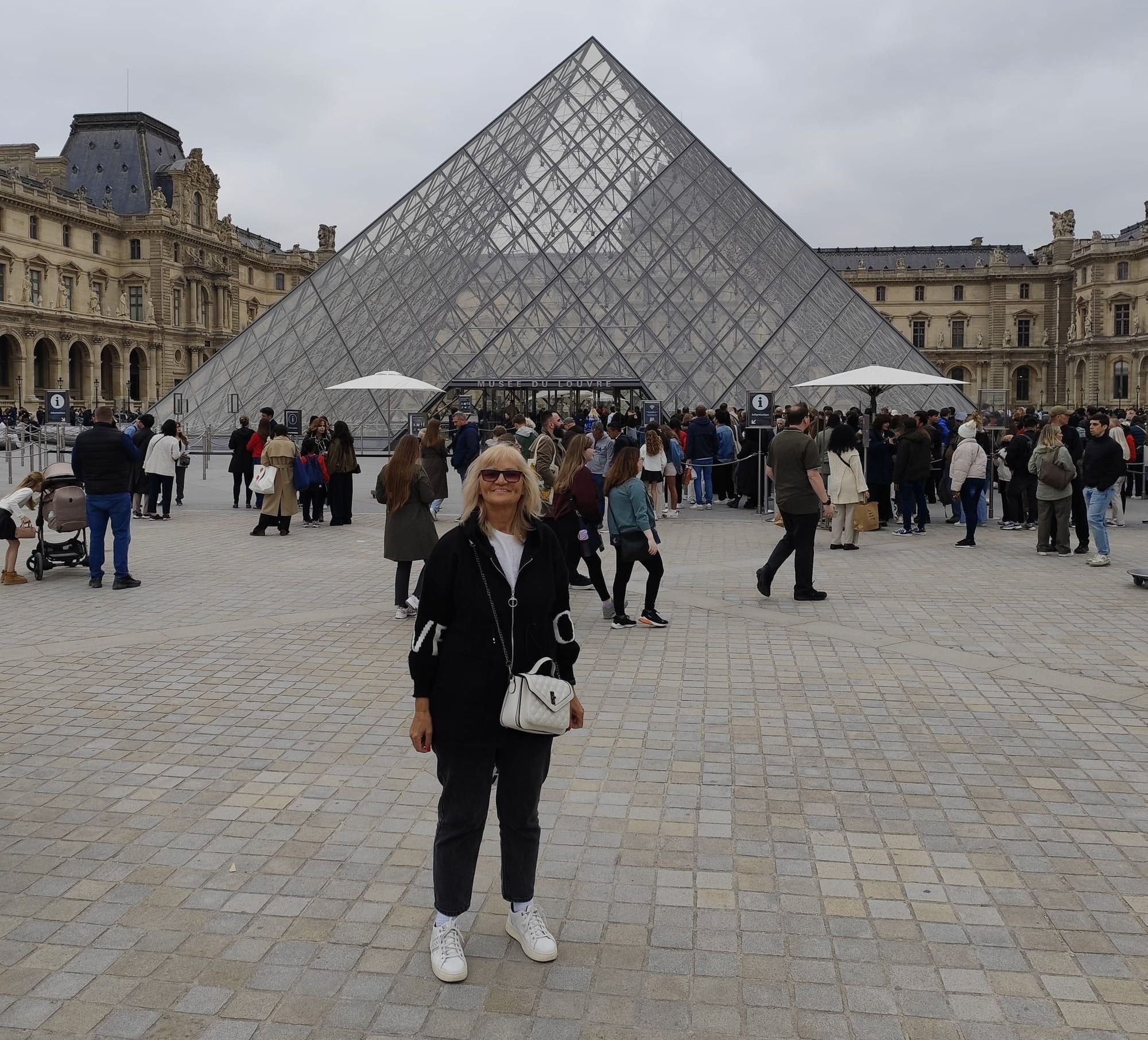 Историческая ось Парижа – сад Тюильри, Триумфальная арка на площади Каррузель, Лувр