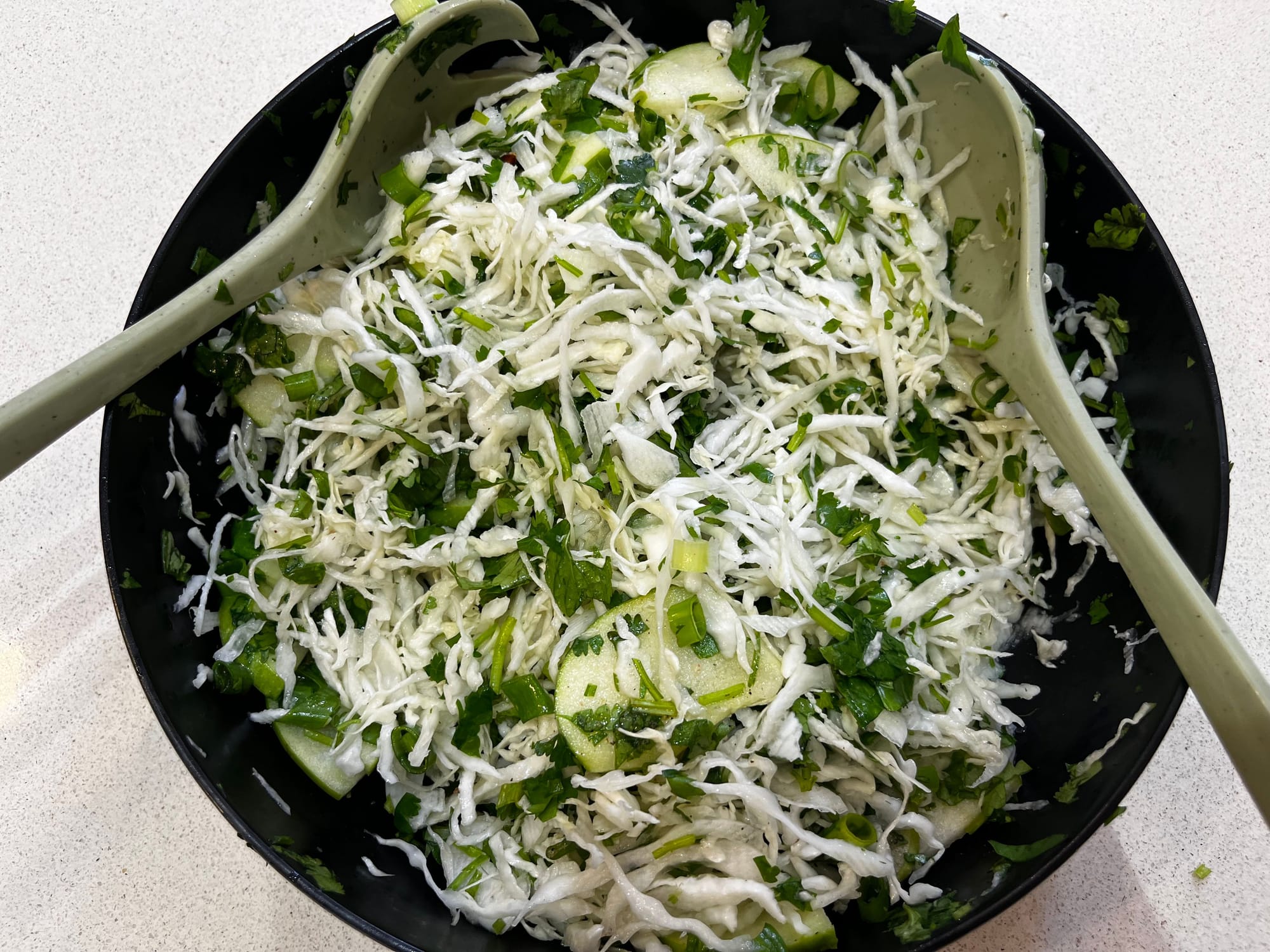 סלט כרוב עם תפוח ועשבי תיבול