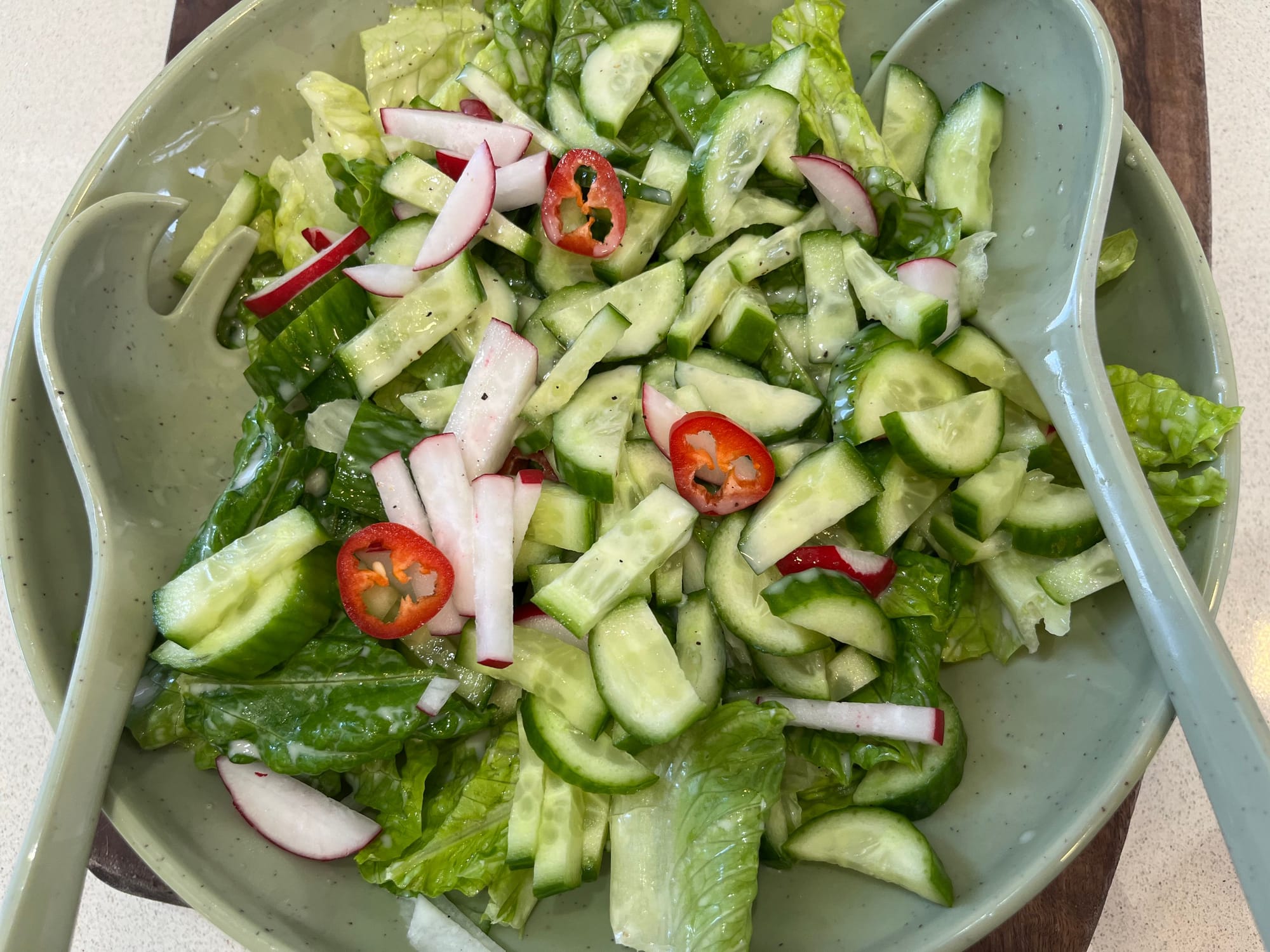 סלט חסה עם מלפפון וצנונית