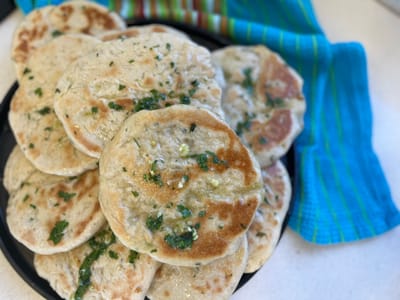 פיתות שום ועשבי תיבול במחבת