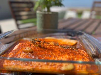 דג סלמון עם קונפי שום