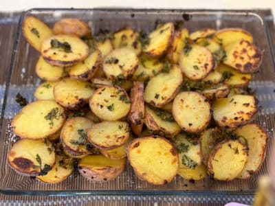 תפוחי אדמה בשום ועשבי תיבול