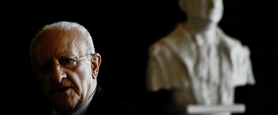 Gli ultimi giorni dello sceriffo disarmato. Schlein gela De Luca: “Nessuno è eterno”. Lui si paragona a Moro