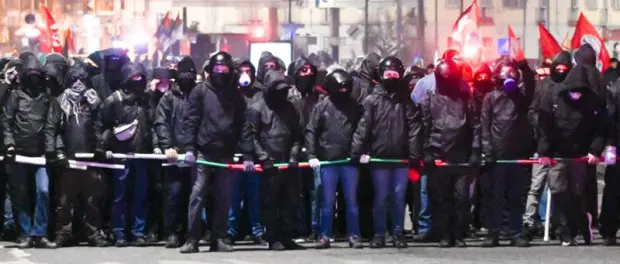 SCONTRI E DEVASTAZIONI, MA IL PROBLEMA SONO I SALUTI ROMANI: ECCO L’ ITALIA CAPOVOLTA