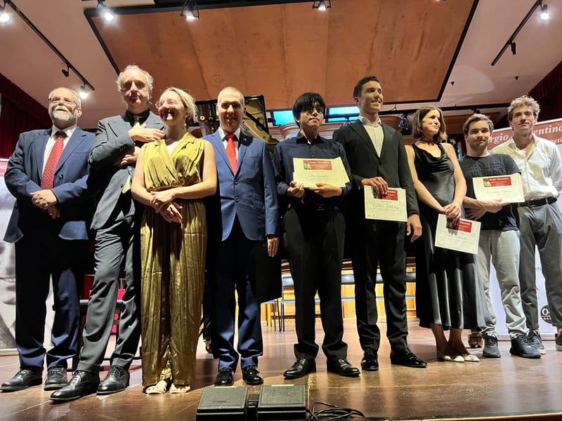 Sergio Forentino International Piano Competition 5h Edition -  La guerra tra Russia e Ucraina svanisce come neve al sole con il potere straordinario della musica. Non Trump ma Mario Coppola l'artefice di una stupenda sessione di pianoforte che ha visto artisti di altissimo livello, Russi e Uscraini competere e poi abbracciarsi nel nome della Musica.