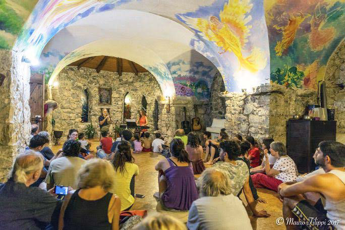 Teatro Coccia - MUSICA&MERENDA: LE ATMOSFERE DI NATALE Laboratorio per bambini dai 3 ai 5 anni a cura di Federica Cerizza In attesa di BIANCANEVE IN TOUR