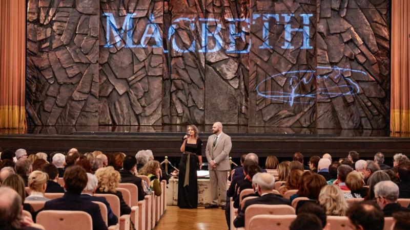 Inizia benissimo la stagione 2026 per il Teatro Carlo Coccia. Un Macbeth di Verdi superlativo in ogni suo aspetto.