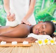 Le massage aux pochons chauds et aromatiques