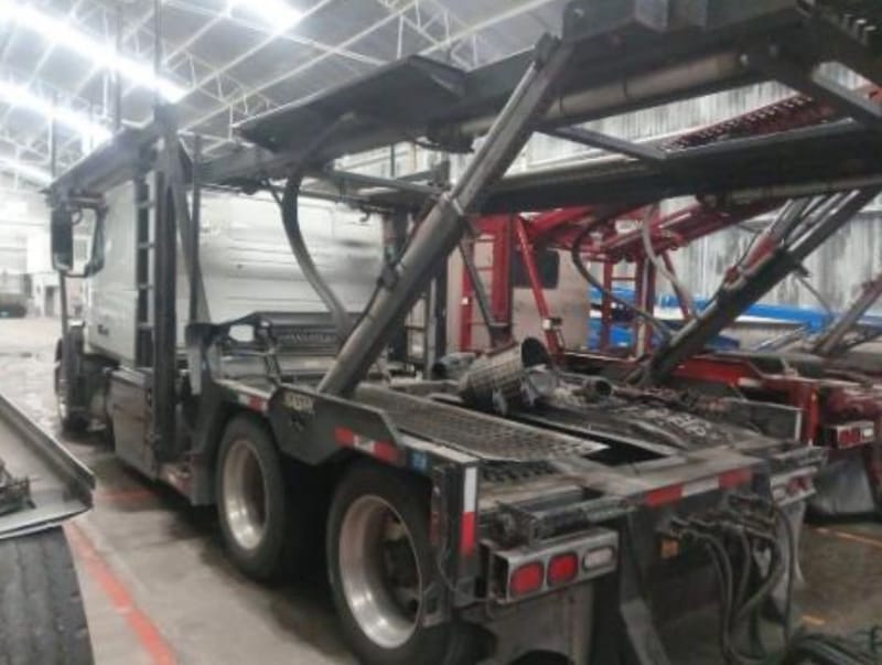 VOLVO 2014 CON SEMIREMOLQUE DE 3 VEHICULOS
