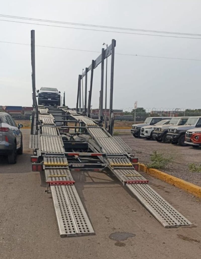 VOLVO 2014 CON SEMIREMOLQUE DE 3 VEHICULOS