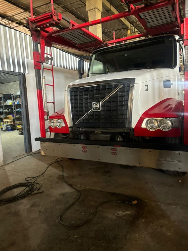 VOLVO 2015 CON SEMIREMOLQUE DE 3 VEHICULOS