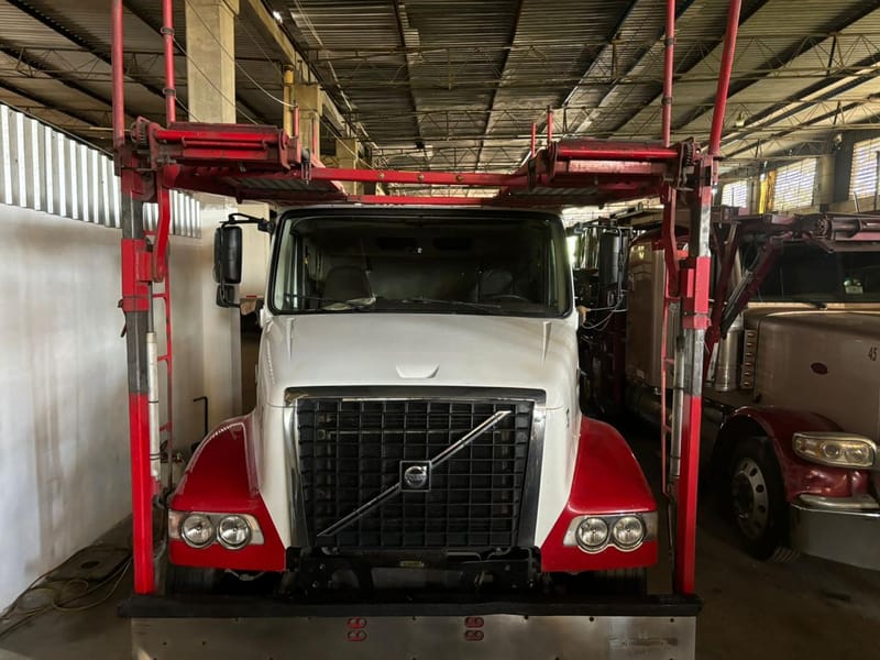 VOLVO 2015 CON SEMIREMOLQUE DE 3 VEHICULOS