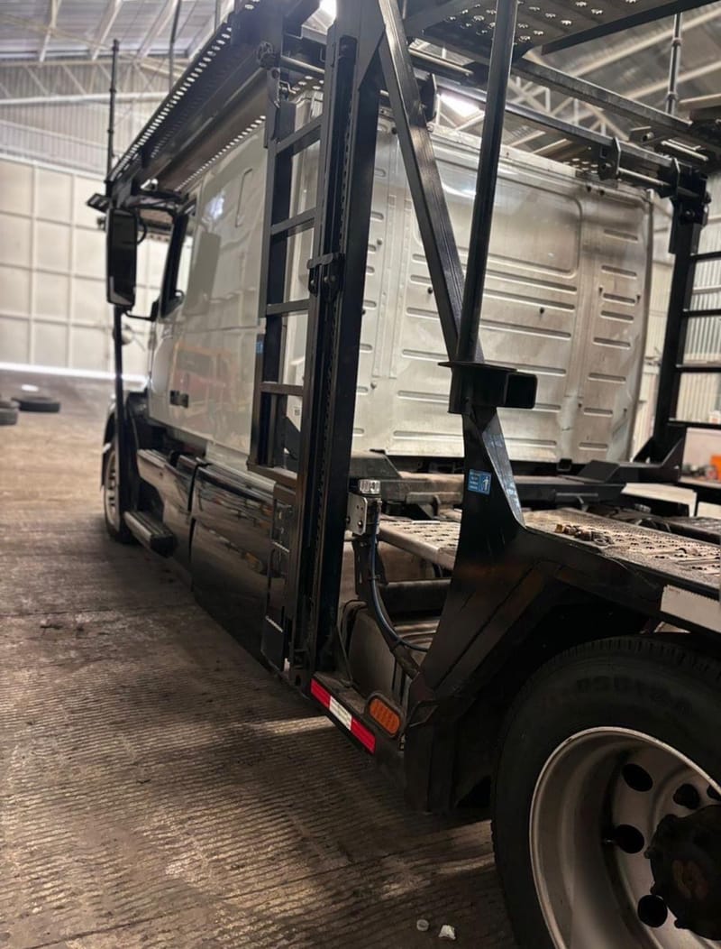 VOLVO 2014 CON SEMIREMOLQUE DE 3 VEHICULOS