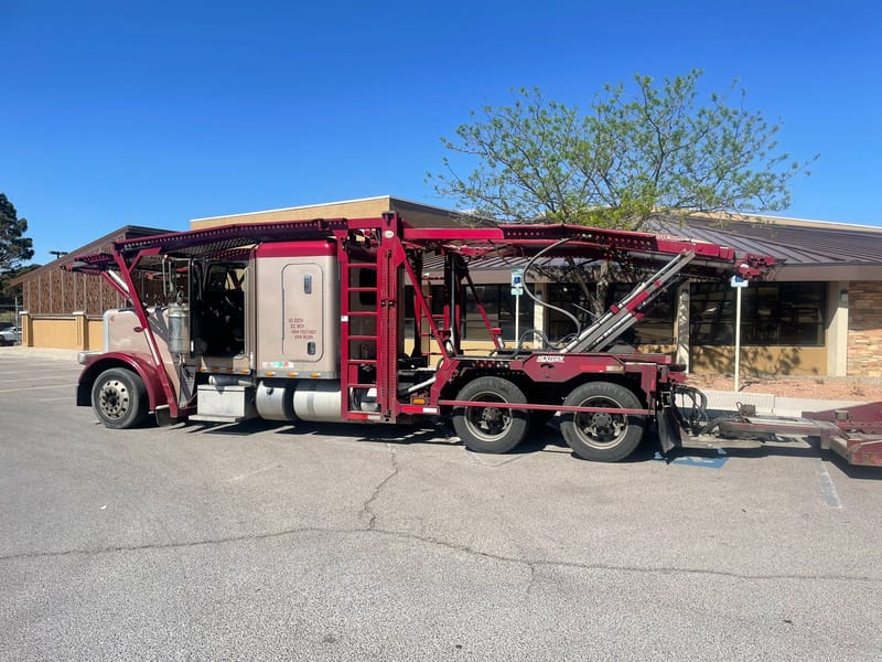 PETERBILT 2015 CON SEMIREMOLQUE DE 3 VEHICULOS