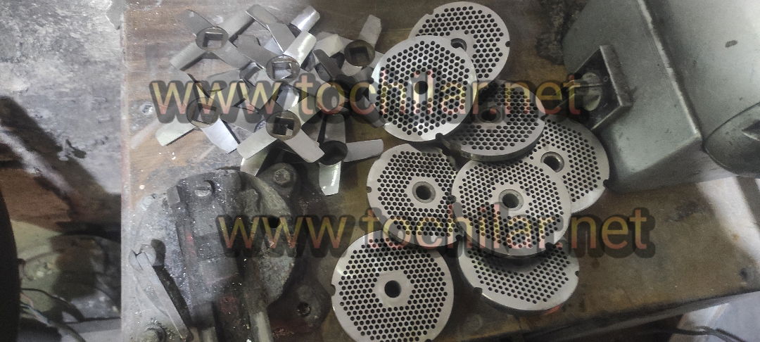 Богът на месомелачките. Заточването се извършва машинно