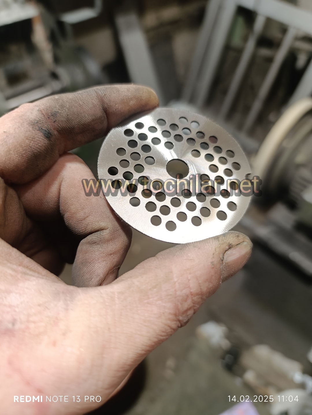 Богът на месомелачките. Заточването се извършва машинно