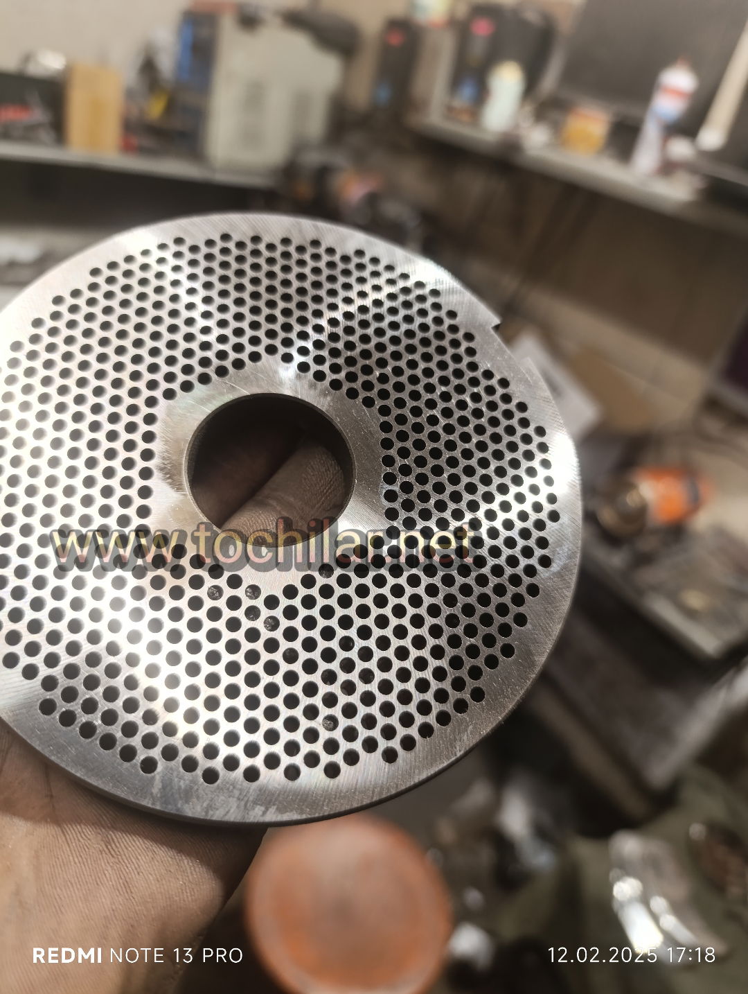 Богът на месомелачките. Заточването се извършва машинно