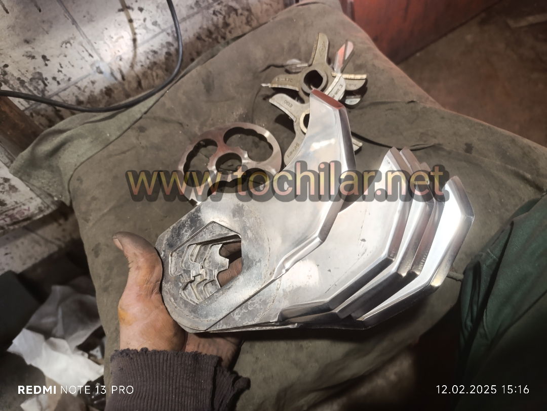 Богът на месомелачките. Заточването се извършва машинно