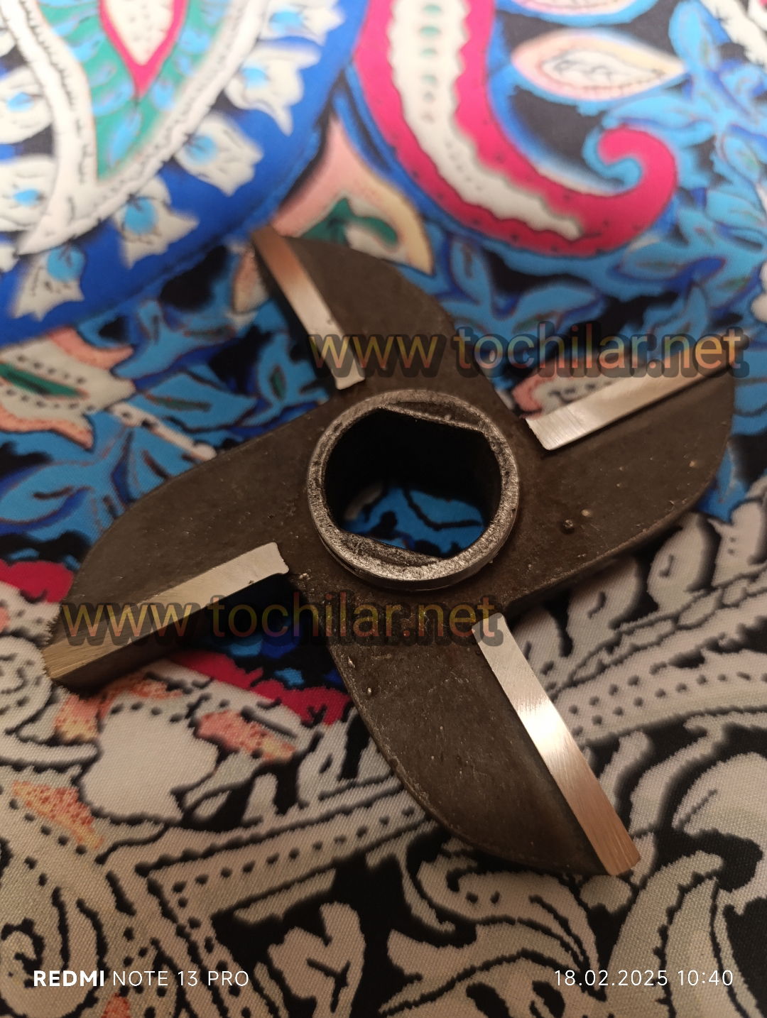 Богът на месомелачките. Заточването се извършва машинно