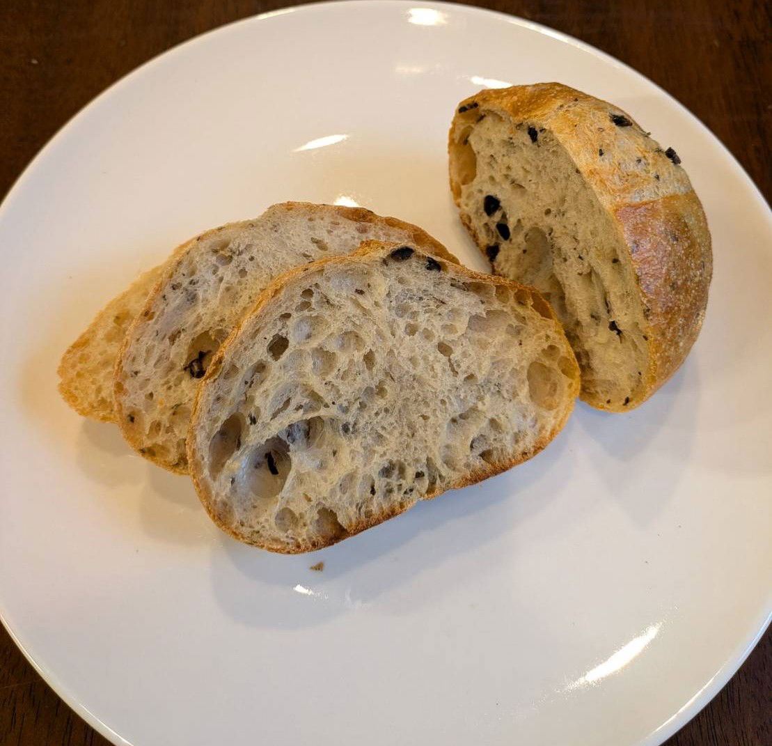 黒オリーブのフランスパン