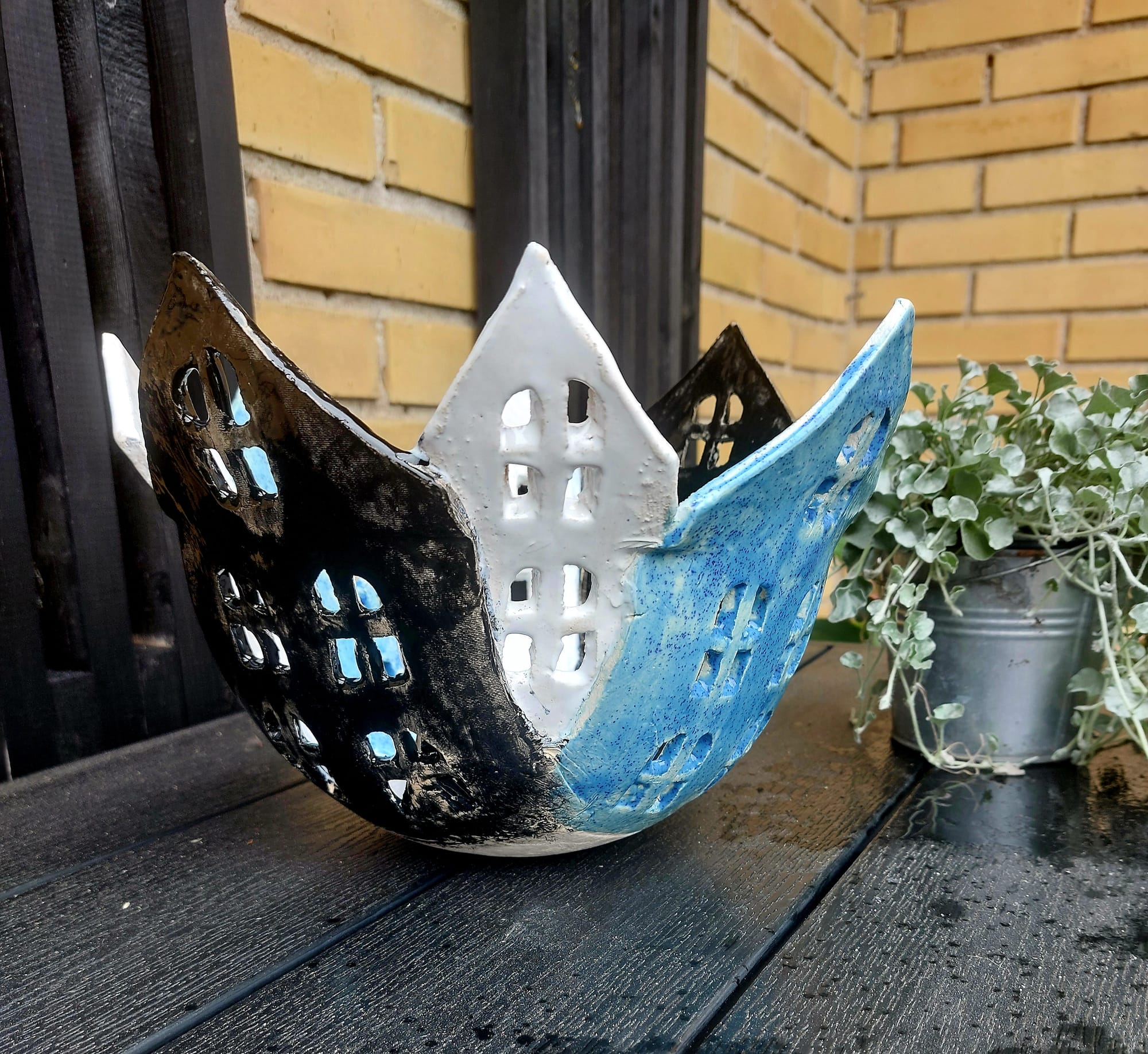 Skål med huse 300 kr.