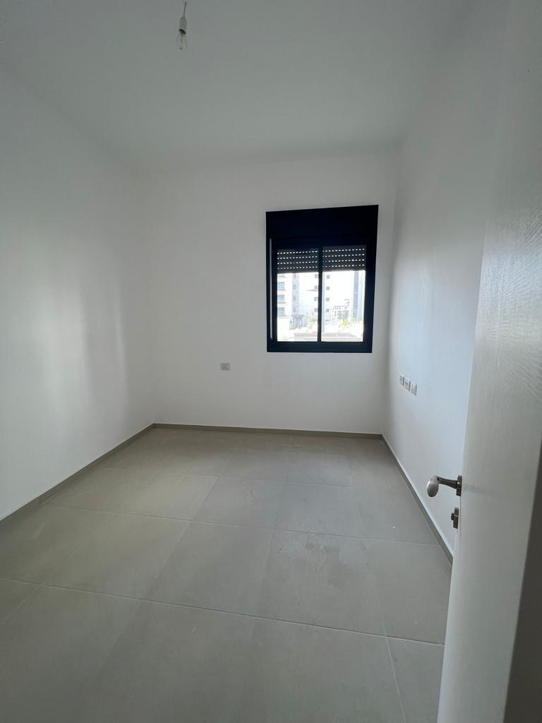 בשכונת הפארק - דירת גן 5 חד' עם גינה ענקית