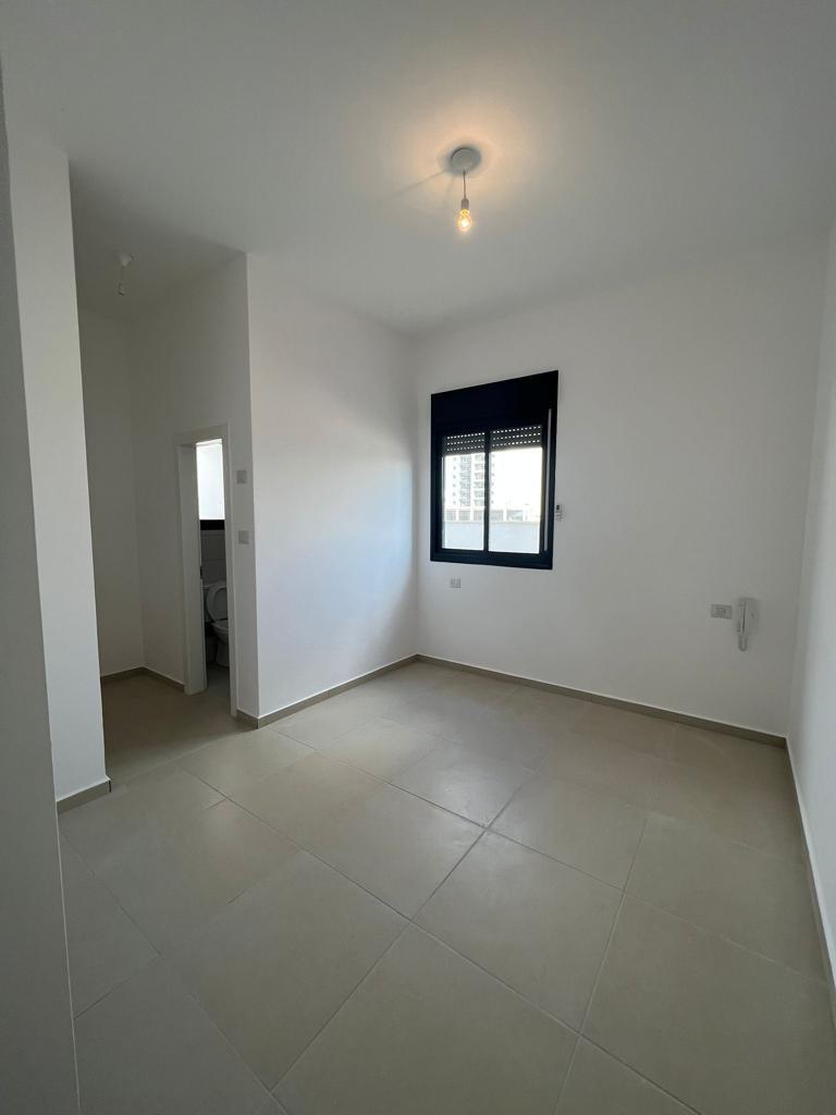 בשכונת הפארק - דירת גן 5 חד' עם גינה ענקית