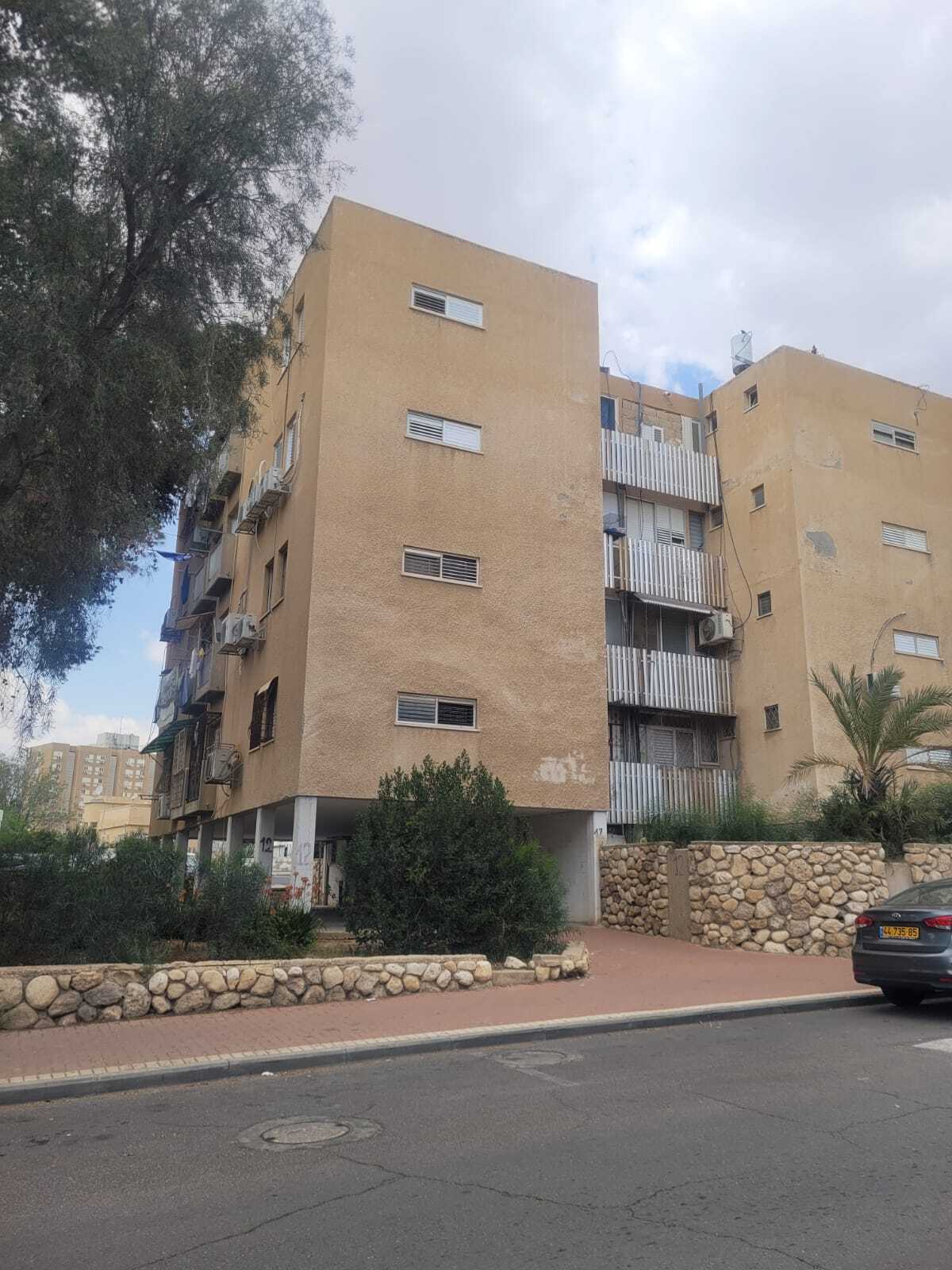 דירה מחולקת לשתי יח' דיור מדהימות! מחיר מציאה!