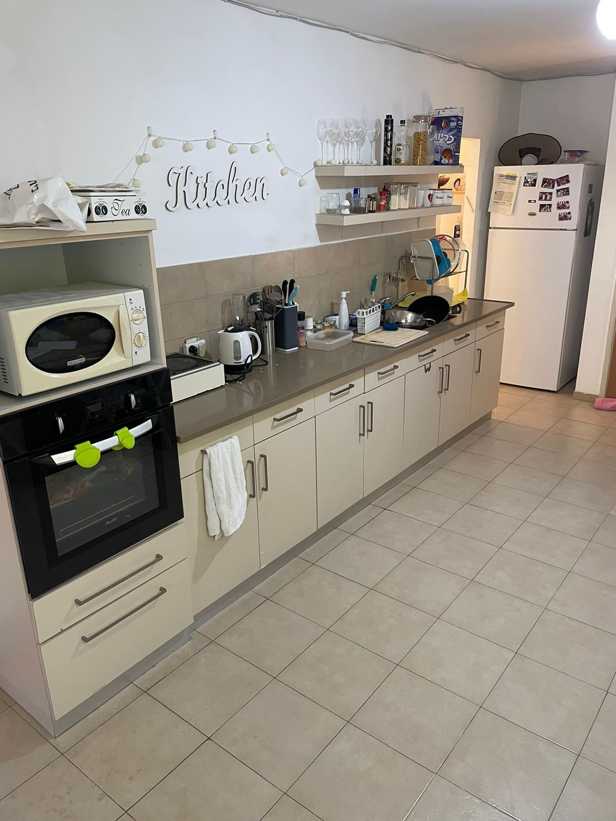 מחולקת לשתי יחידות דיור - מושכרת ב 4,600 ש"ח