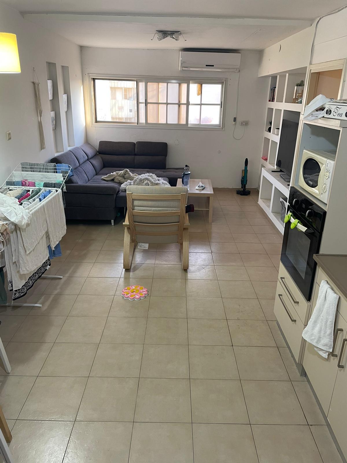 מחולקת לשתי יחידות דיור - מושכרת ב 4,600 ש"ח