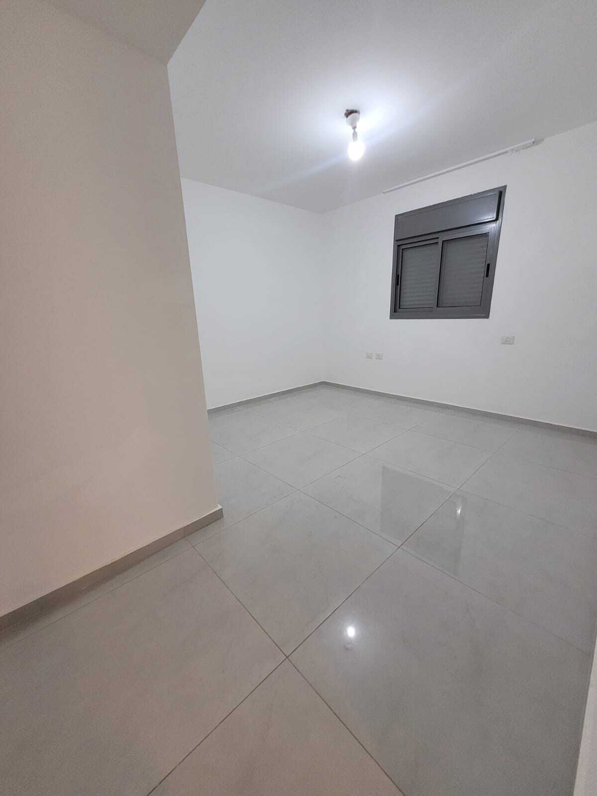 דירת 5 חד' יפייפיה.. בהזדמנות!