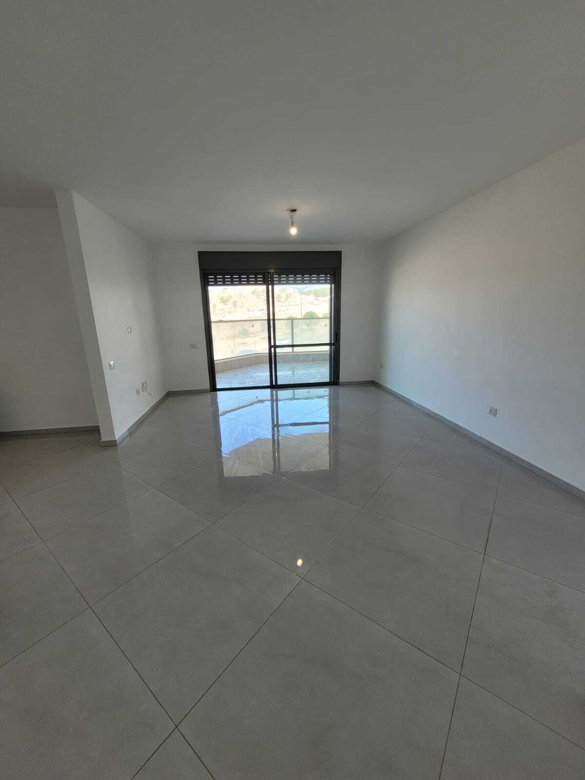 דירת 5 חד' יפייפיה.. בהזדמנות!