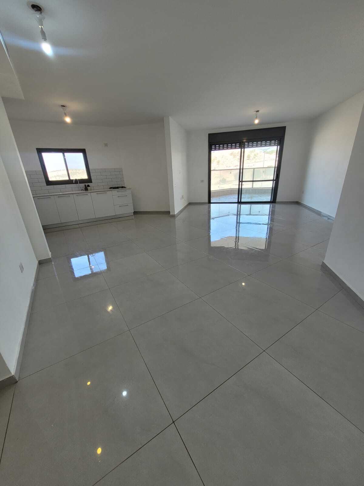 דירת 5 חד' יפייפיה.. בהזדמנות!