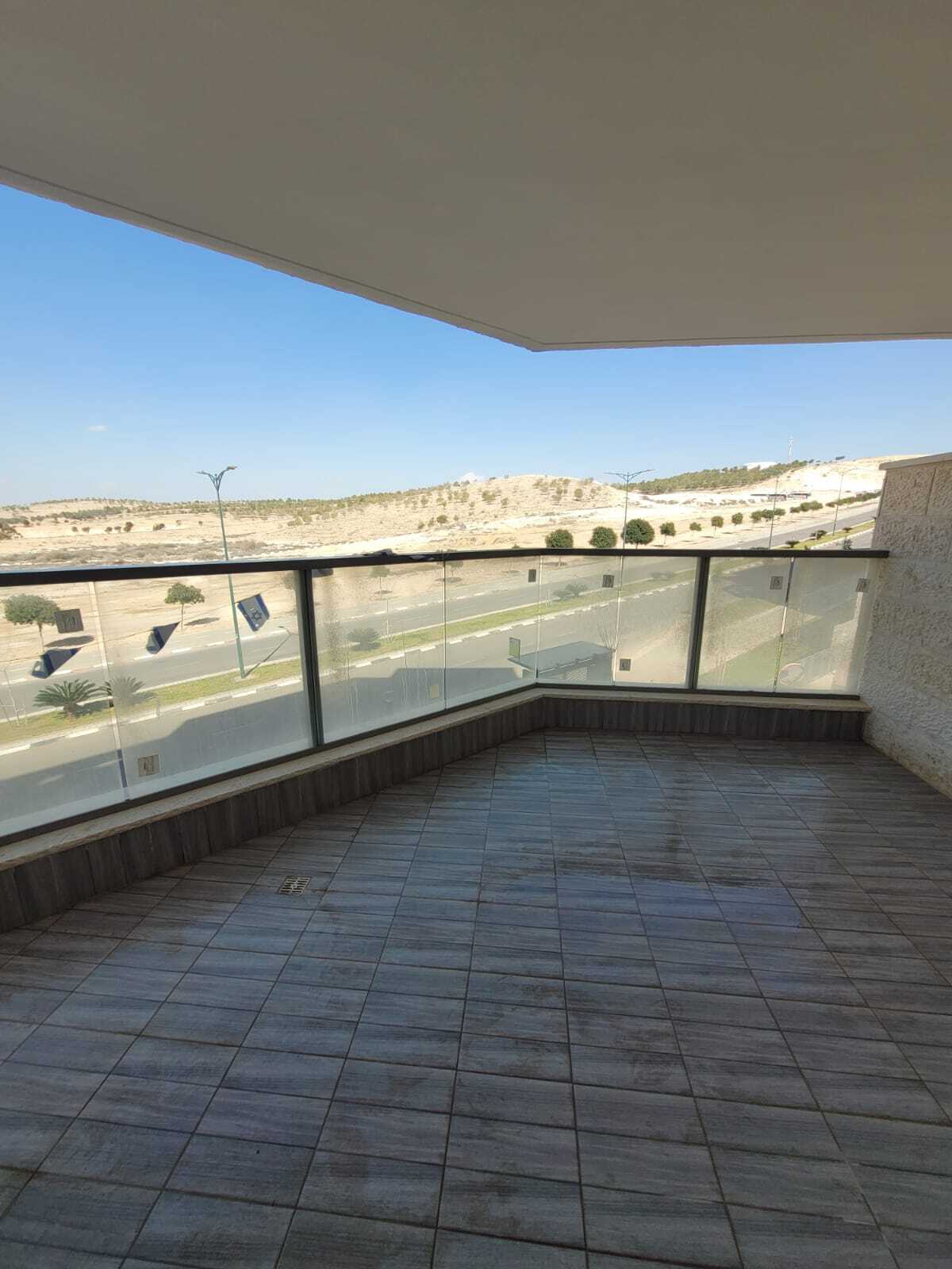 דירת 5 חד' יפייפיה.. בהזדמנות!