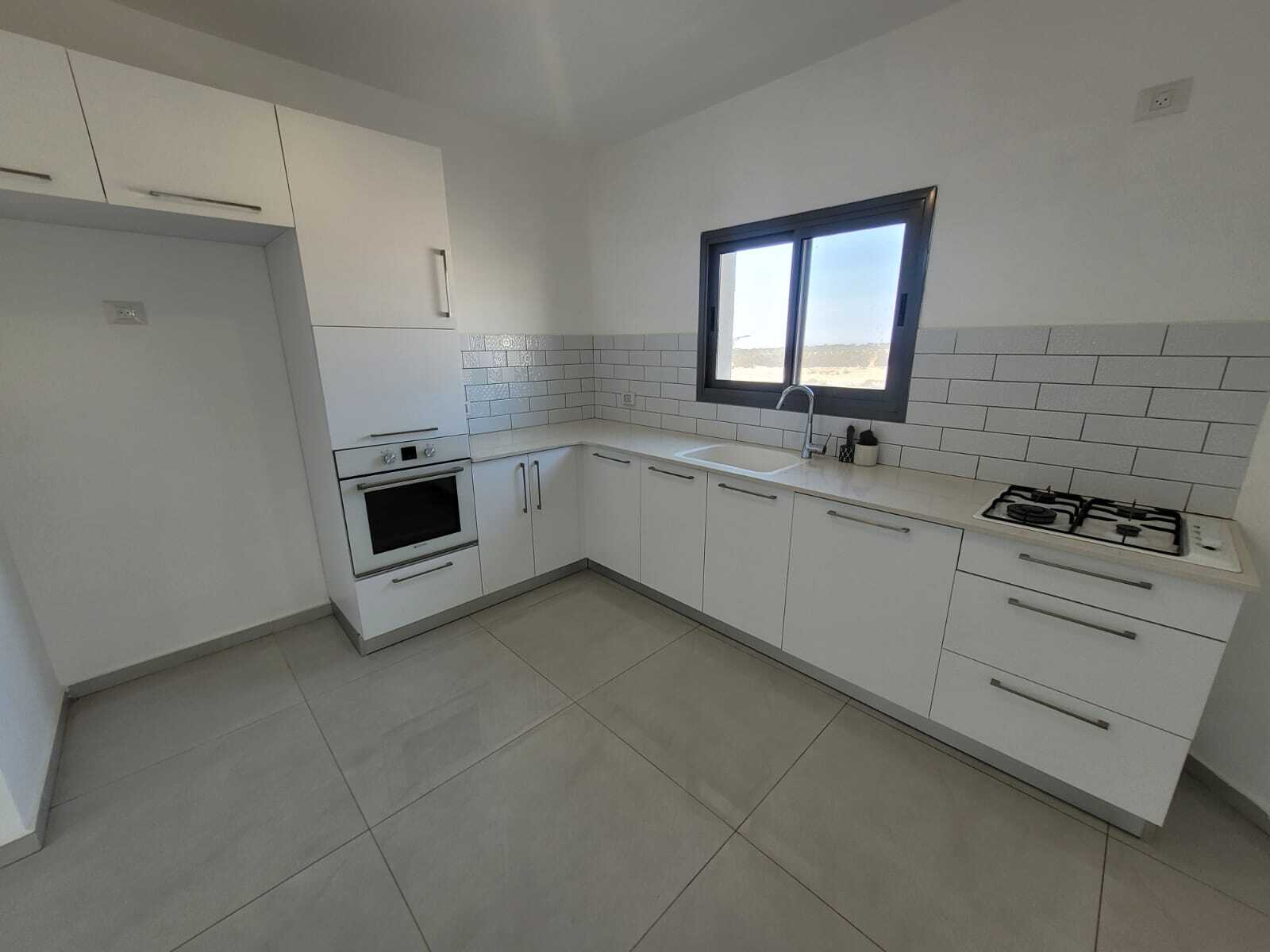 דירת 5 חד' יפייפיה.. בהזדמנות!