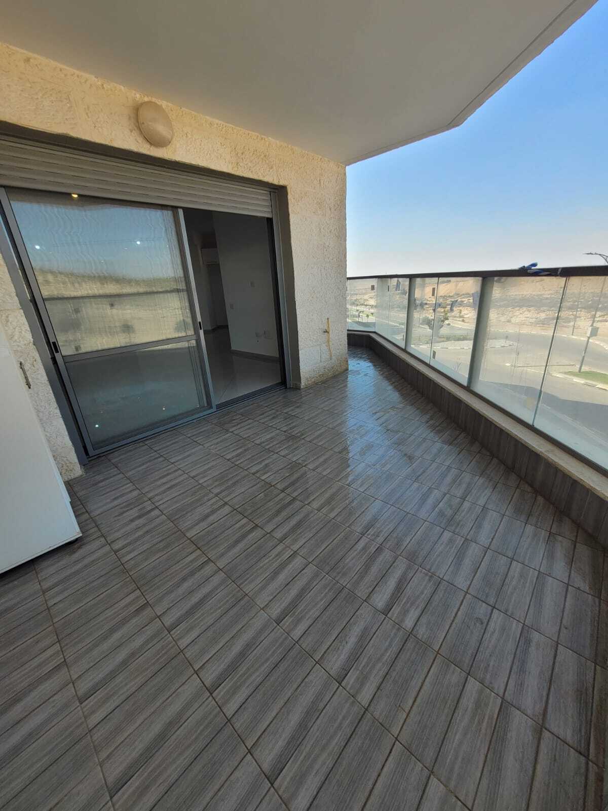 דירת 5 חד' יפייפיה.. בהזדמנות!